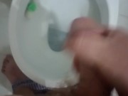 Mi masturbo e sborro dopo la doccia 6/16