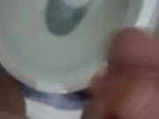 Mi masturbo e sborro dopo la doccia 8/16