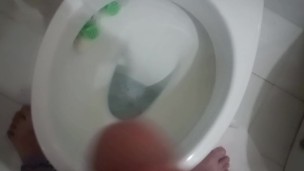 Mi masturbo e sborro dopo la doccia