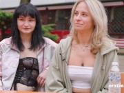 Ersties - Lesbische Leckspiele mit Sprühsahne und Erdbeeren 5/16