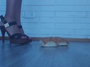 giant woman crushes food, would you like to be that bread? 1/16