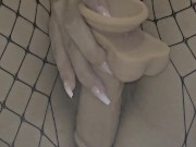 Pido que me grabe a mi hermanastro mientras me toco y monto mi polla 7/16