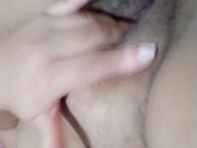 Limpando o mel do meu vibrador e gozando mais. Parte 1/2. 11/16