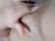 Limpando o mel do meu vibrador e gozando mais. Parte 1/2. 8/16