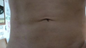 Mostrando la polla del actor.