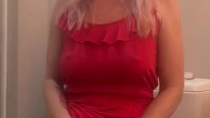 Hot milfs quick decision for a quick squirting orgasm using one of her favorite toys