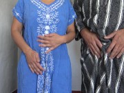 زوج مصري يعرض زوجته على الرجال الذين يريدون ممارسة الجنس مع مهبلها المشعر بينما يشاه 1/16