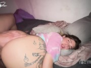 Mi hermanastro me abre el culo con los dedos hasta meter su gran polla 9/16