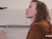 Ersties - 5 bildhübsche Mädels konzentrieren sich in einem Yoni-Gazing-Workshop 11/16