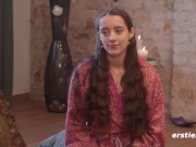 Ersties - 5 bildhübsche Mädels konzentrieren sich in einem Yoni-Gazing-Workshop 13/16