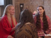 Ersties - 5 bildhübsche Mädels konzentrieren sich in einem Yoni-Gazing-Workshop 16/16