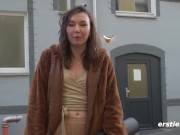 Ersties - 5 bildhübsche Mädels konzentrieren sich in einem Yoni-Gazing-Workshop 4/16