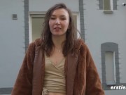 Ersties - 5 bildhübsche Mädels konzentrieren sich in einem Yoni-Gazing-Workshop 6/16