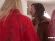 Ersties - 5 bildhübsche Mädels konzentrieren sich in einem Yoni-Gazing-Workshop 8/16