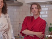 Ersties - 5 bildhübsche Mädels konzentrieren sich in einem Yoni-Gazing-Workshop 9/16