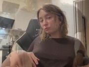 Миловидная девушка гладить себя и мнет свою большую, упругую, сочную грудь, сжимая сосочки 10/16