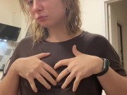 Миловидная девушка гладить себя и мнет свою большую, упругую, сочную грудь, сжимая сосочки 5/16