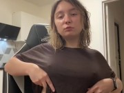 Миловидная девушка гладить себя и мнет свою большую, упругую, сочную грудь, сжимая сосочки 9/16