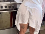 LA MADRASTRA DE MI AMIGO ME SEDUCE MIENTRAS EL NO ESTÁ 2/16