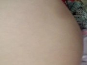 Me gusta enfocar mi enorme trasero para luego tocarme los senos 1/16