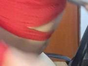 Sacudo mi trasero mientras me toco los senos 15/16