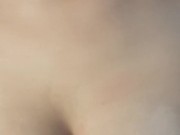 Sacudo mis tetas mientras todos duermen en casa 1/16