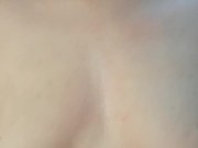 Sacudo mis tetas mientras todos duermen en casa 12/16