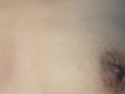 Sacudo mis tetas mientras todos duermen en casa 13/16