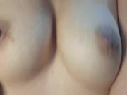 Sacudo mis tetas mientras todos duermen en casa 14/16