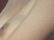 Sacudo mis tetas mientras todos duermen en casa 15/16