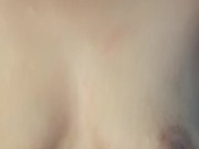 Sacudo mis tetas mientras todos duermen en casa 5/16