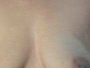 Sacudo mis tetas mientras todos duermen en casa 7/16