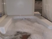 MATRIGNA ITALIANA GUARDA IL FIGLIASTRO IN VASCA DA BAGNO MENTRE SI SEGA CON UN CAZZO ENORME | (MILF) 3/16