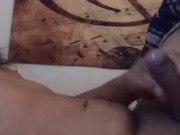 Despierto erecto y me masturbo, termino a chorros 3/16