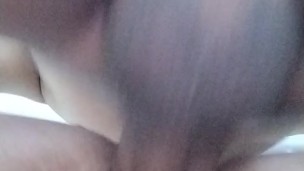 Mostrando Minha buceta sendo estocada de outro ângulo pelo dotado.