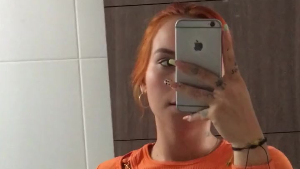 HOT FRIEND RECORDS HERSELF IN THE BATHROOM OF HER HOUSE SHOWING HER TITS - Free Sex Video - RedTube