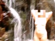 Sesso a tre con il fotografo e mio marito che ha filmato alla cascata in montagna 1/16