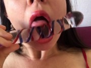 Claudia Valenzuela con sexy lencería roja, chupa y juega con su sextoy 8/16