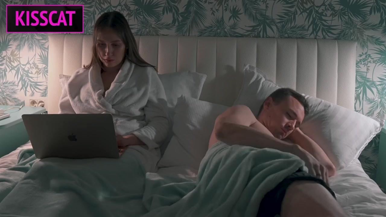 S2E5: Step mom helps to cum step son in share bed while working till get pussy creampie and facial - 無料セックスビデオ - RedTube