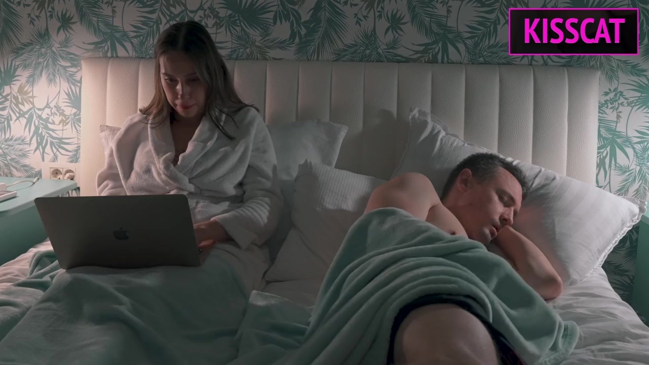 S2E5: Step mom helps to cum step son in share bed while working till get pussy creampie and facial - 無料セックスビデオ - RedTube