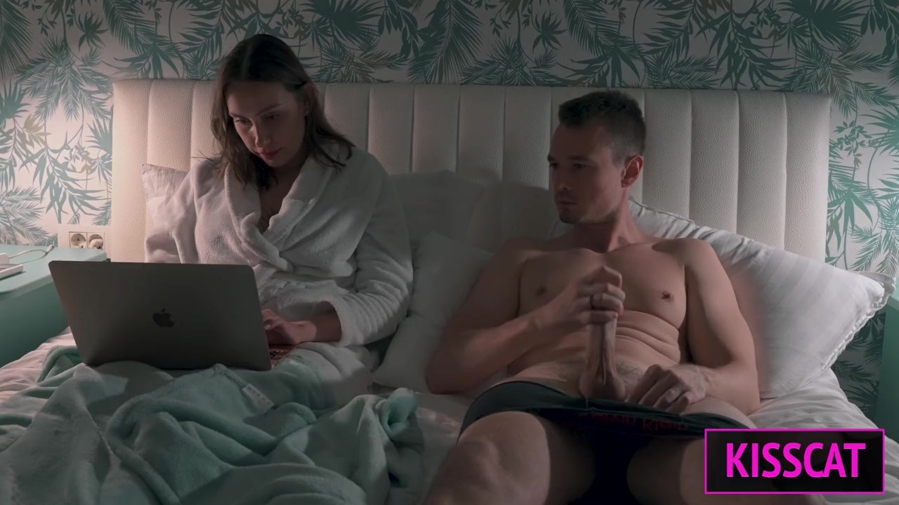 S2E5: Step mom helps to cum step son in share bed while working till get pussy creampie and facial - 無料セックスビデオ - RedTube