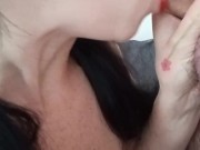 100% Vrai Couple - Femme aux tétons percés suce goulument