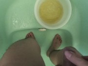 お風呂で桶に貯めながらおしっこ 9/16