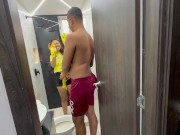 Ayudo a mi latina hermanastra en la limpieza del baño para podérmela follar muy rico su coño apretad 2/16