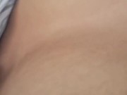 Masturbándome con el vibrador en la noche