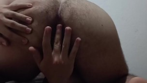 Chico curioso de 18 se masturba su culo por primera vez