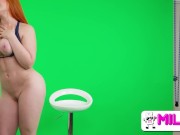 Si quieres el trabajo tienes que chuparme la polla!! Pelirroja se presenta a un casting de televisión 14/16