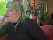 Une fille ronde et tatouée se masturbe en solo avec plusieurs sextoys jusqu’à réels orgasmes 1/16