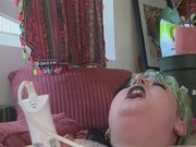 Une fille ronde et tatouée se masturbe en solo avec plusieurs sextoys jusqu’à réels orgasmes 16/16