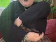 Une fille ronde et tatouée se masturbe en solo avec plusieurs sextoys jusqu’à réels orgasmes 8/16